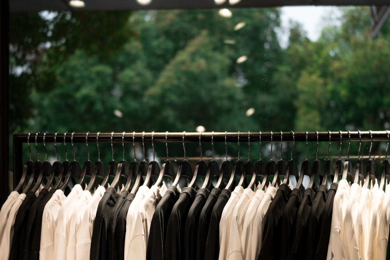 Odzież używana Wrocław – moda z charakterem i troską o środowisko